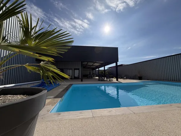 BIEN D'EXCEPTION VILLA CONTEMPORAINE D'ENVIRON 230 M2 SUR 2400 M2