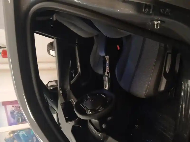 Peugeot 2008 hybrid 145 e-dcs6 — photo 5