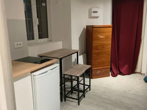 Studio indépendant et équipé dans une maison