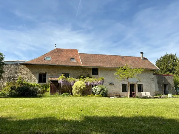Maison de caractère à quelques minutes du village de Parmilieu (38), à 50 minutes à l'est de Lyon