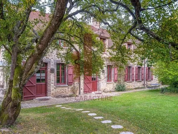 Village Champetre Proche Fontainebleau, Tres Belle Longere De 314 m² Avec Dependances Sur Parc de 66