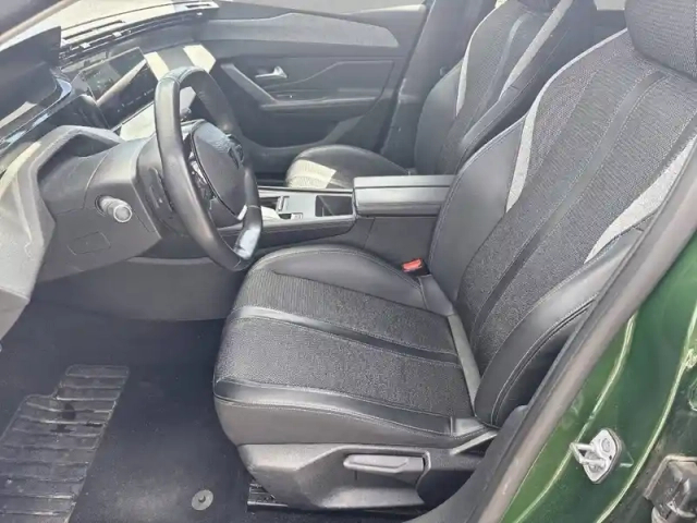 Peugeot 308 phev 180 e-eat8 — photo 11