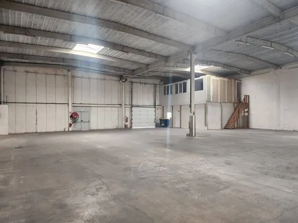 Entrepôt 1212 m²