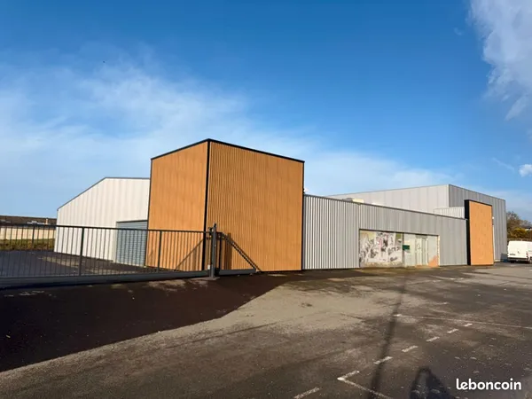 Local 750 m² LEZARDRIEUX