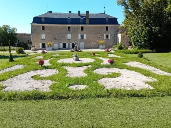 CHÂTEAU DES DEFFENDS : Une demeure de caractère au coeur d'un