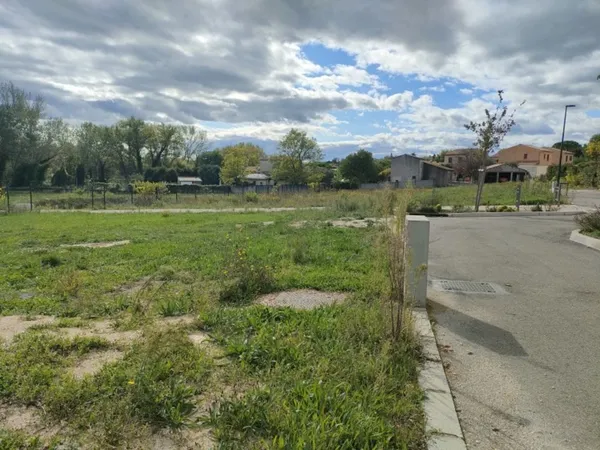 Terrain 600 m²
