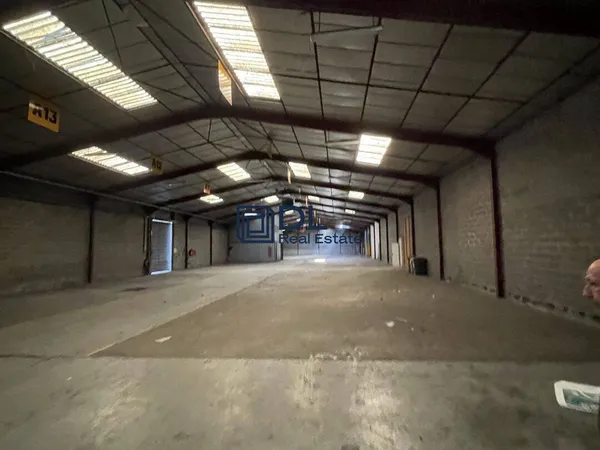 Entrepôt 8900 m²