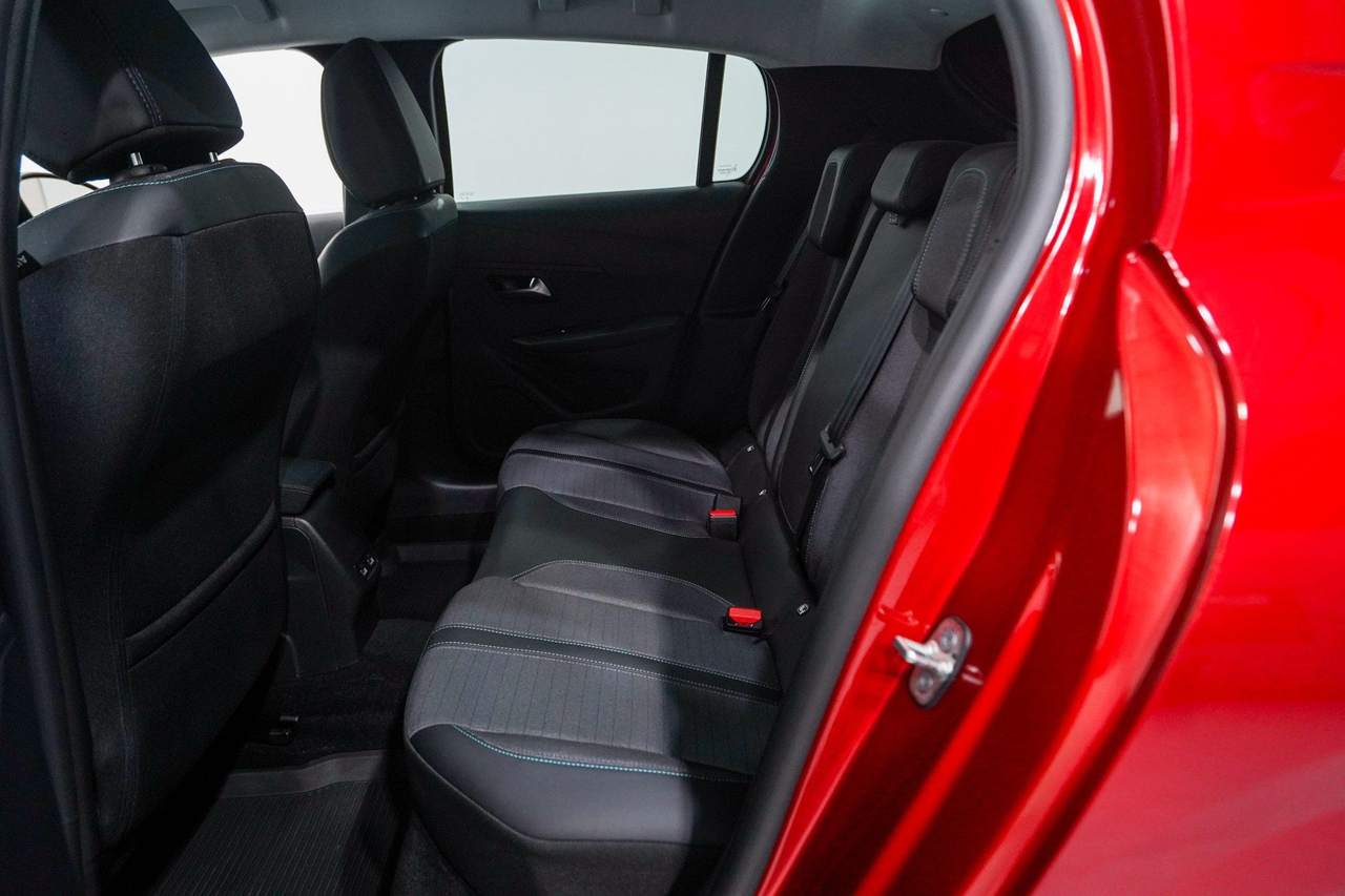 Peugeot 208 — photo 31