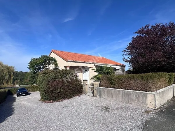 Maison à vendre à Liré - 3 chambres, bureau, sous-sol et jardin.