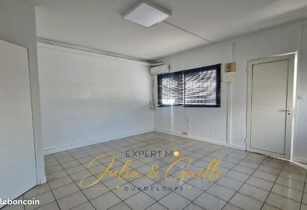 Local 25 m² Baie-Mahault