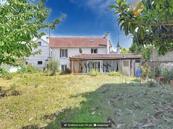 GROSLAY CENTRE - Maison avec garage indépendant, située en p
