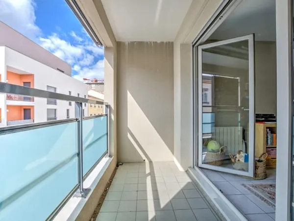 APPARTEMENT T3 AVEC TERRASSE - Lyon 9