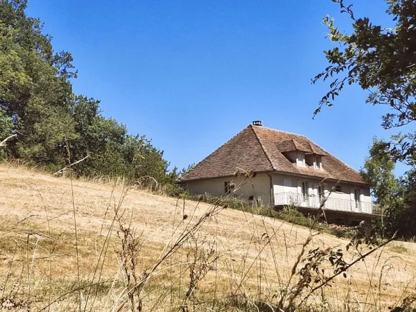 Grande maison familiale avec 2 hectares de terrain, dépendances et vue imprenable sur la campagne