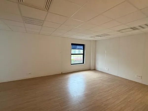 Local commercial 690 m²