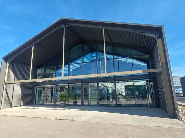 A louer local commercial comprenant bureaux, atelier, showroom, sanitaires, cuisine 900m²