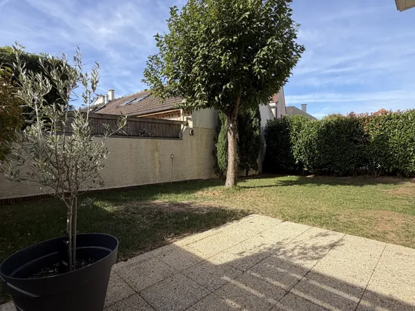 NEAUPHLE LE CHATEAU - APPARTEMENT 3 CHAMBRES AVEC JARDIN
