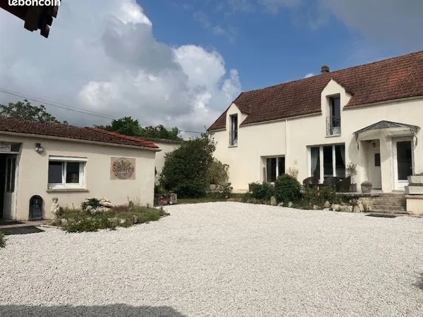 Maison rénovée avec dépendances en parfait état