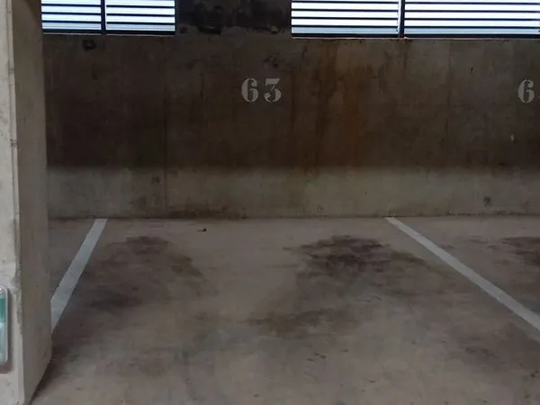 Emplacement de parking couvert