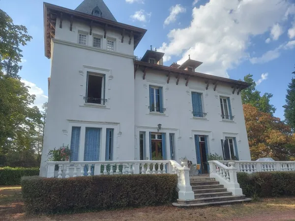 Dans le Rhône, à 45 mn de Lyon par l'A89, une maison de maître de 358m² édifiée au début du 20.S et 