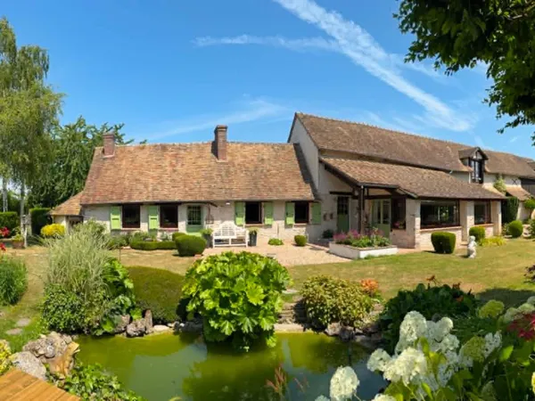 Maison ancienne 3 chambres, 2 salles d'eau, Jardin payasager 1359m² clos, 3 places de parking - Proc
