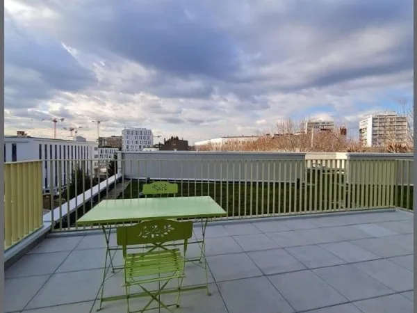 République - Duplex de 82 m2 avec un box
