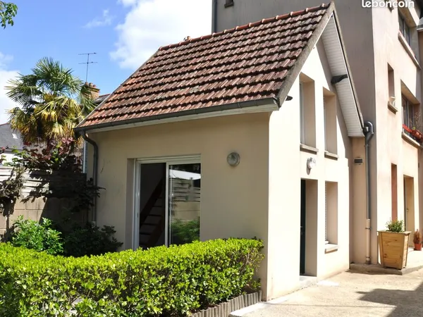 Tout près centre, charmante petite maison, T1 duplex en r-de-ch. Avec terrasse privative »