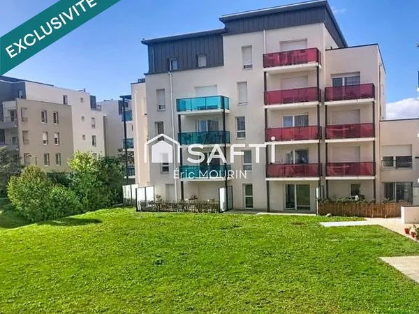 Cet appartement récent pour senior en place.