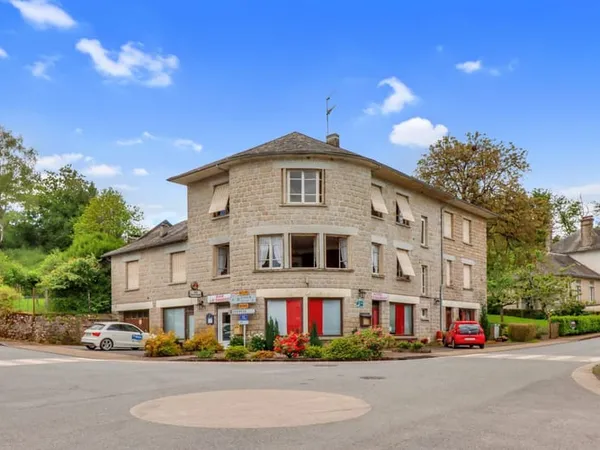 CORREZE. Proche EGLETONS. Ancien hôtel et restaurant avec 8 chambres, 2 grands appartements, 2 garag