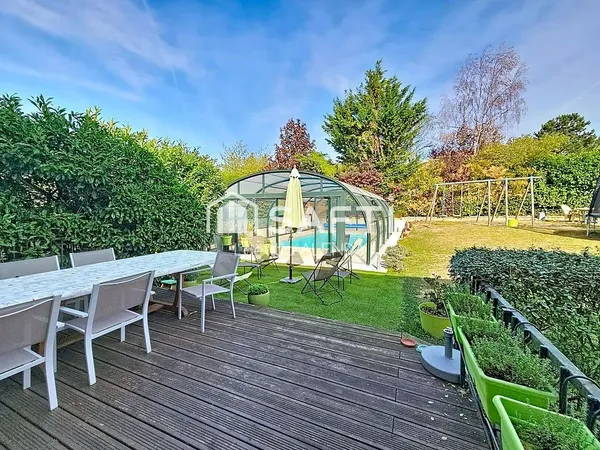 Maison individuelle de 210 m2 avec piscine couverte et chauffée!
