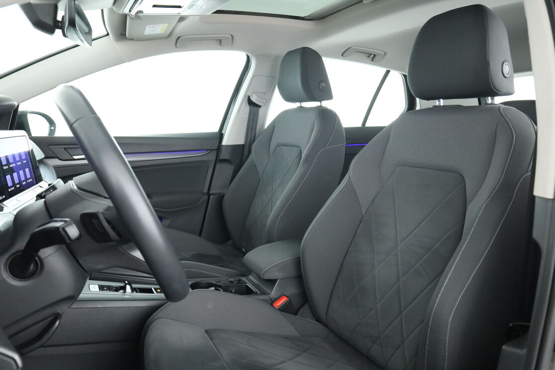 Volkswagen Golf VIII 1.5 eTSI OPF Style DSG7 — photo 9