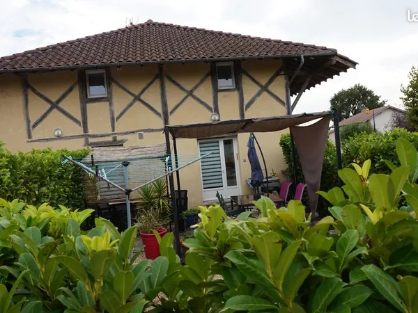 Appartement F3 avec cour extérieure centre JAYAT