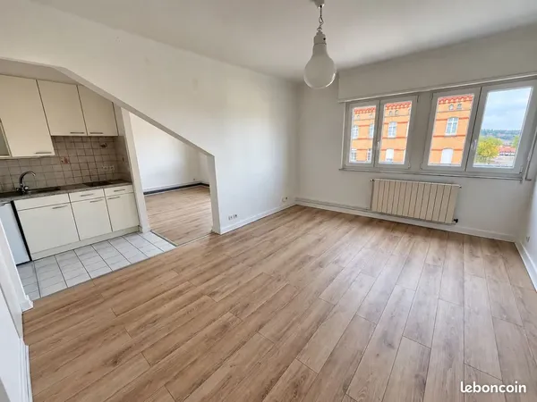 Proche du Carrefour et du lycée Labroise, F2 lumineux de 34.18 m² :
