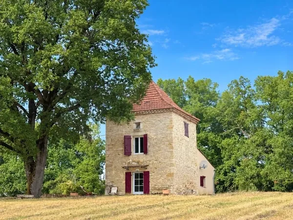 Pigeonnier en pierre sur un terrain de 14 798 m², proche des