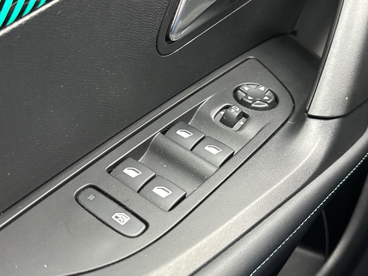 Peugeot 2008 puretech 130 s&s eat8 allure pack — photo 15