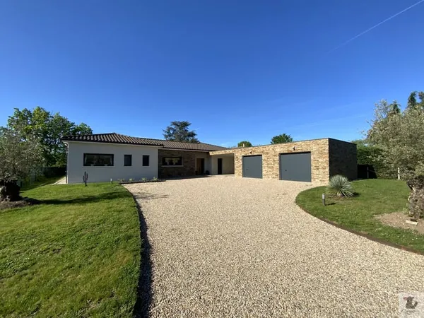 BERGERAC CENTRE - Maison m2 - terrain clos avec terrasses et piscine.