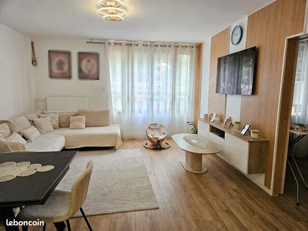 Appartement T4 refait à neuf avec loggias et cave