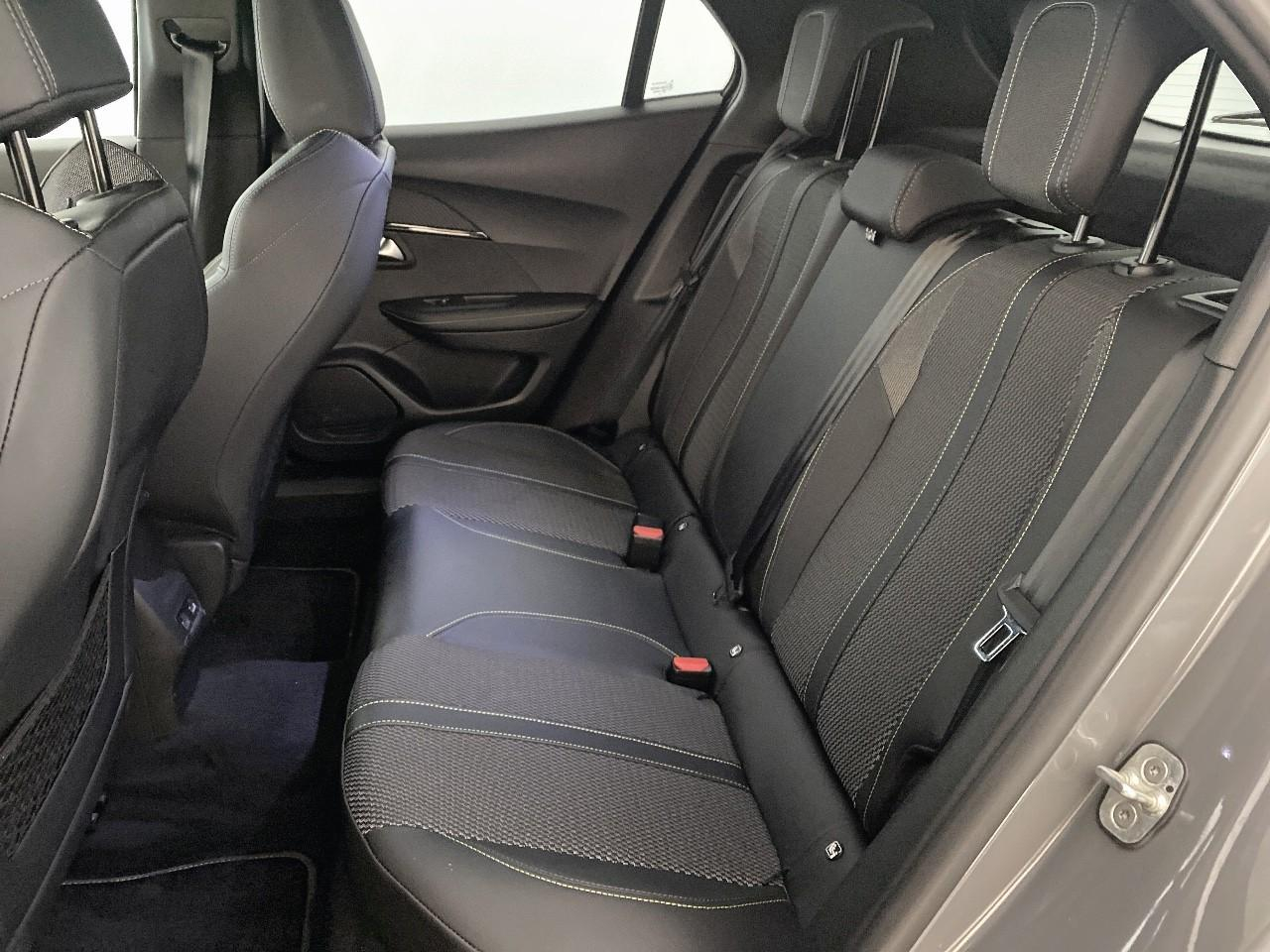 Peugeot 2008 e-2008 156ch 54 kwh gt — photo 10