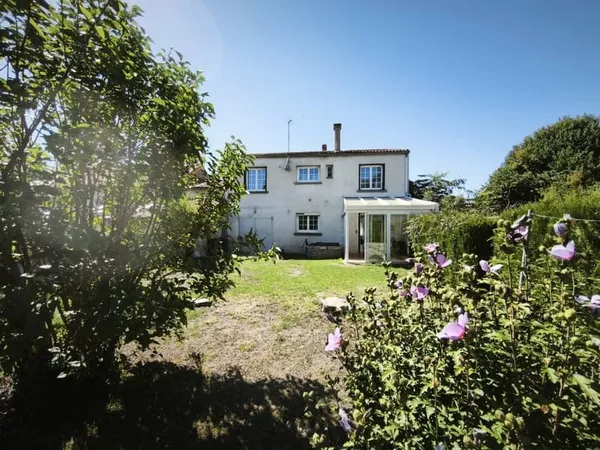 GÉMOZAC  Maison familiale avec jardin et 100 m² de dépendances