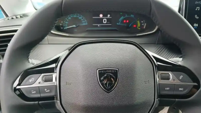 Peugeot 208 hybrid 110 ch e-dcs6 — photo 15