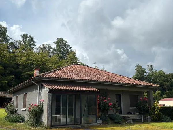 Maison individuelle de plain-pied avec grand terrain et garage de 150 m²