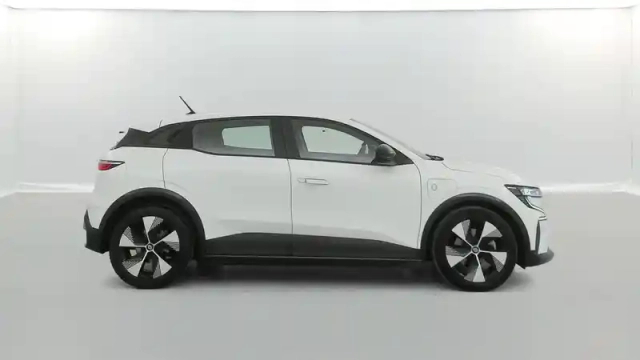 Renault Megane e-tech ev40 130ch standard charge — photo 6