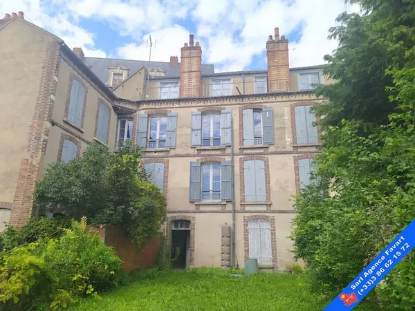 Bel immeuble avec vue dominante.