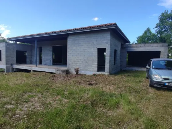 Maison en cours de construction, située sur un terrain de pl