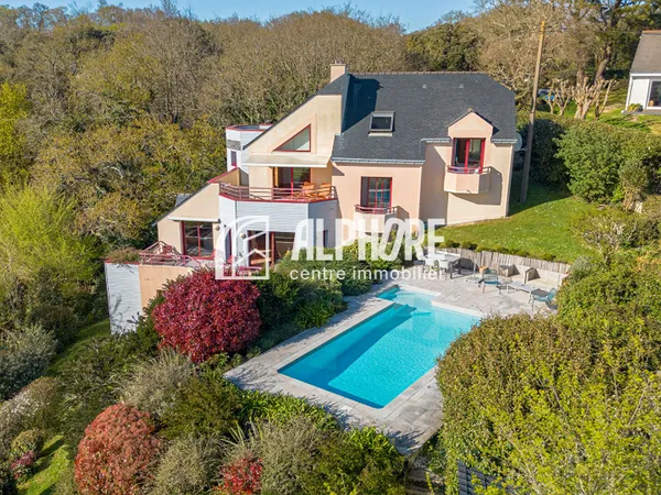 Guérande , propriété de 240m² , 7 pièces , garage , piscine sur 1500m² de terrain .