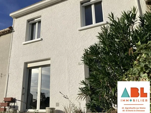 Remouillé Centre - Maison 3 chambres avec jardin et dépendances.