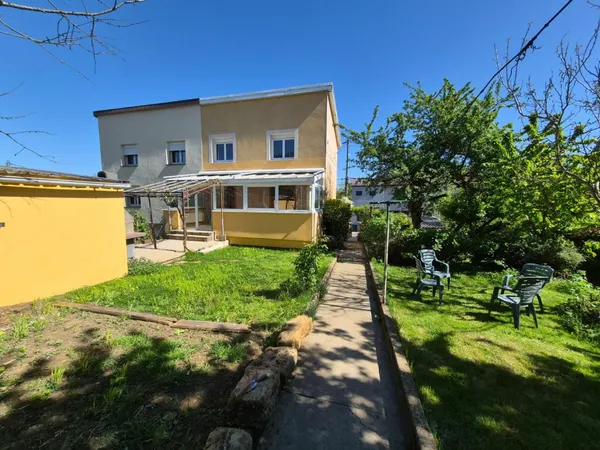 Maison jumelée 5 pièces avec double garage, véranda et jardin plein sud
