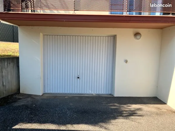 Grand garage double 32,5 m² avec borne de recharge pour voiture électrique