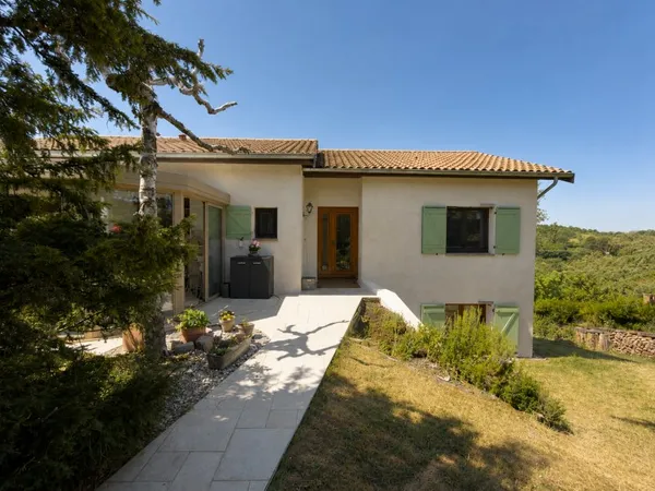 LISSIEU Espace, jardin, piscine : une maison familiale aux