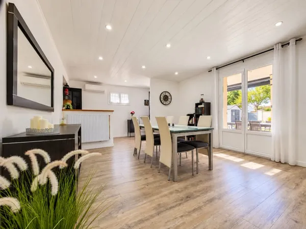 MARIGNANE BAS DE VILLA DE 100 M2, JARDIN ET TERRASSE : L'ESPRIT D'UNE MAISON