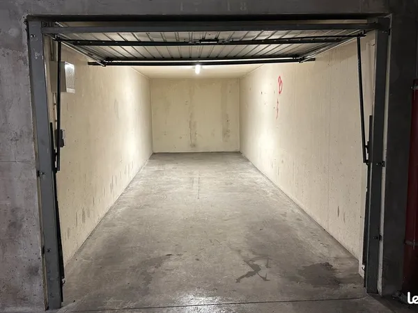 Grand garage fermé 23 m², sous-sol -2, Annemasse, près du tram